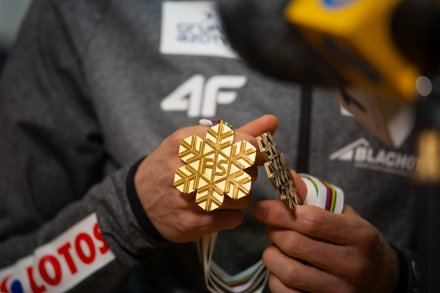 Piotr z medalami z Oberstdorfu